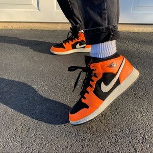 AIR JORDAN 1 MID ‘BLACK CONE’